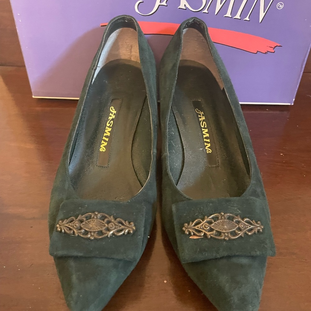💚💚  Vintage 80s women’s green suede kitten heel shoe size 7 m in original box